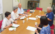 写真:「すこやか」編集会議の様子 写真:「すこやか」編集会議の様子