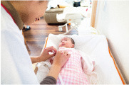 写真:赤ちゃんの世話をするヘルパーさん 写真:赤ちゃんの世話をするヘルパーさん