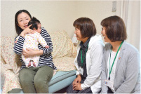 写真:民生委員とお母さん 写真:民生委員とお母さん
