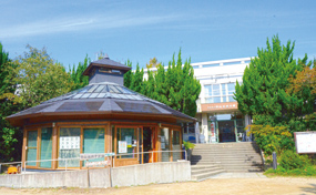 写真:自然学習館と自然の家 写真:自然学習館と自然の家