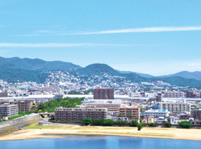 写真:御前浜と甲山 写真:御前浜と甲山