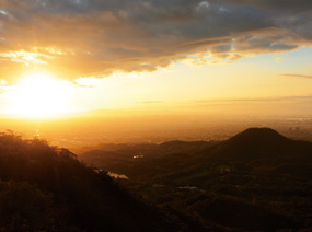 写真:社家郷山・樫ヶ峰から見た朝日と甲山 写真:社家郷山・樫ヶ峰から見た朝日と甲山