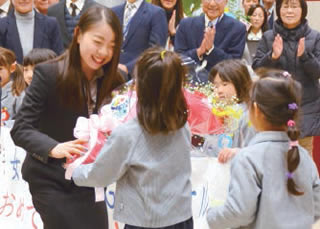 写真: 広田幼稚園の園児から花束を受け取る紀平梨花さん 写真: 広田幼稚園の園児から花束を受け取る紀平梨花さん