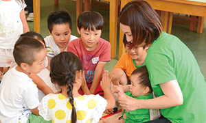 写真:子供達が遊ぶ様子 写真:子供達が遊ぶ様子