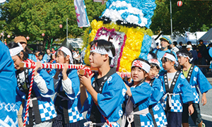 写真:お神輿を担ぐ子供達 写真:お神輿を担ぐ子供達