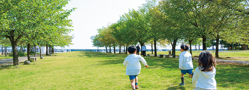 写真:公園で走る子供たち 写真:公園で走る子供たち