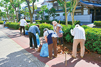 写真:市内の公園や道路上の散乱ごみを拾う様子 写真:市内の公園や道路上の散乱ごみを拾う様子