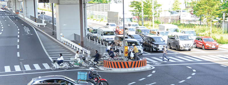 写真:自動車や自転車が往来する交差点の様子 写真:自動車や自転車が往来する交差点の様子