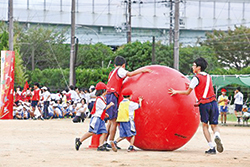 写真:小学生と中学生が一緒に行う運動会の様子 写真:小学生と中学生が一緒に行う運動会の様子
