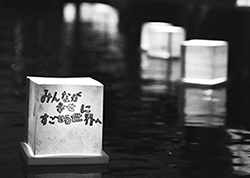 写真:灯ろう流しの様子 写真:灯ろう流しの様子
