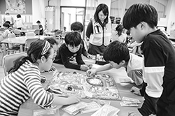 写真:ボードゲームで遊ぶ様子 写真:ボードゲームで遊ぶ様子