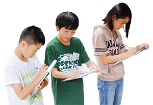 写真:こども広報員の3人 写真:こども広報員の3人
