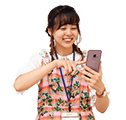 写真:大岸主事、スマホで予約 写真:大岸主事、スマホで予約