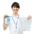 写真:岡本主事、問診票と検便キット 写真:岡本主事、問診票と検便キット