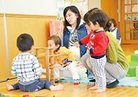 写真:子育てひろばの様子 写真:子育てひろばの様子