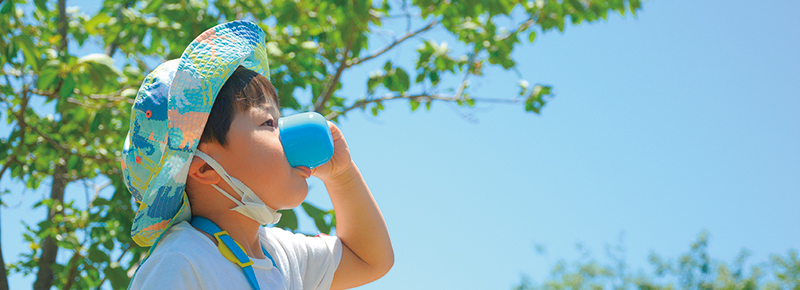 写真:水分補給をする子供 写真:水分補給をする子供