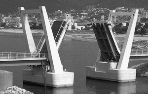 写真:御前浜橋(跳ね橋) 写真:御前浜橋(跳ね橋)