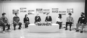 写真:昨年の座談会の様子 写真:昨年の座談会の様子