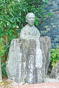 画像:かつて名塩蘭学塾のあったJA兵庫六甲名塩支店前の緒方八重像 画像:かつて名塩蘭学塾のあったJA兵庫六甲名塩支店前の緒方八重像