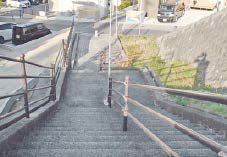 写真:長くて急な階段 写真:長くて急な階段