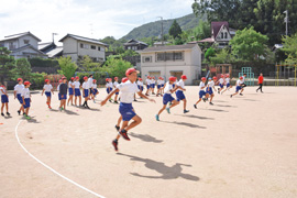 小・中学校の授業で実技指導や講演会を開催 小・中学校の授業で実技指導や講演会を開催