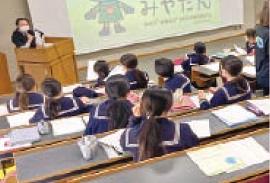 写真:武庫川女子大学附属高等学校で開催した様子 写真:武庫川女子大学附属高等学校で開催した様子
