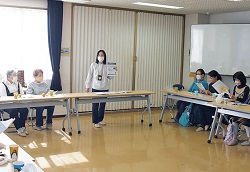写真:警察官を招いた特殊詐欺被害防止の啓発 写真:警察官を招いた特殊詐欺被害防止の啓発