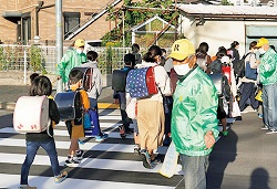 写真:地域の人たちの登下校の見守り 写真:地域の人たちの登下校の見守り