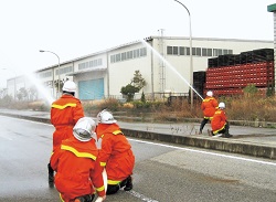 写真:鳴尾地区消防団の消火訓練 写真:鳴尾地区消防団の消火訓練