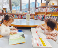 写真:絵本を読んでいる子どもの様子