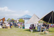 公園でテントをはってバーベキューがセットされている
