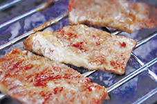 バーベキューで焼き肉をしている画像