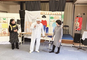 写真：認知症予防の啓発をする劇