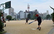 野球を楽しむ子供たち