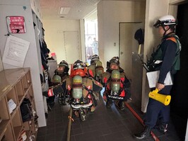 屋内進入後、燃焼物への直接放水