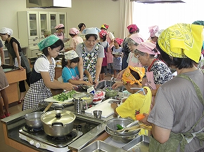 平成21年8月20日「親子エコクッキング教室」の様子2