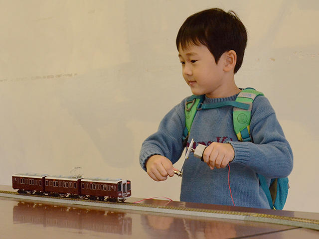 鉄道模型を動かす子供
