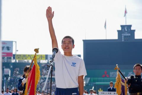 開会式で松本さんが選手宣誓する様子