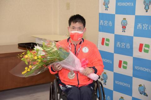 記念品の花束を受け取る大矢勇気選手