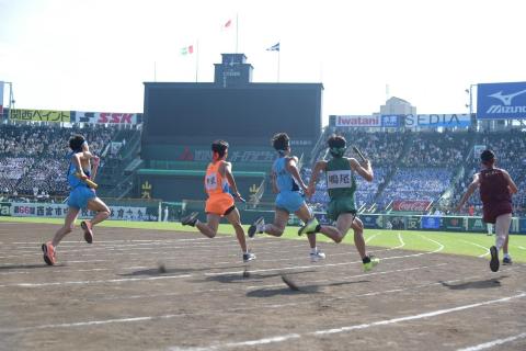 6×200mリレーの各学校から選ばれた代表選手による対抗戦