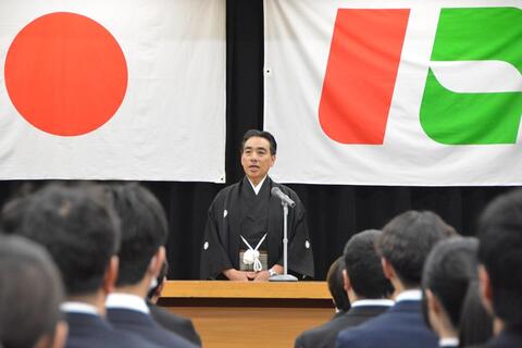 採用辞令交付式で訓示を行う石井市長