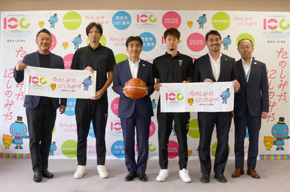 「神戸ストークス」の選手と関係者、石井市長の集合写真