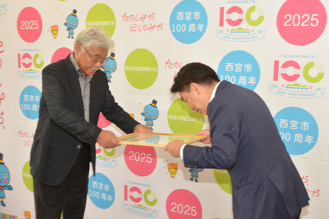 井上輝美代表取締役社長と石井市長