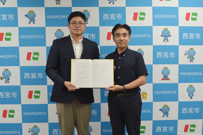 株式会社リリーフの赤澤知宣代表取締役と石井市長