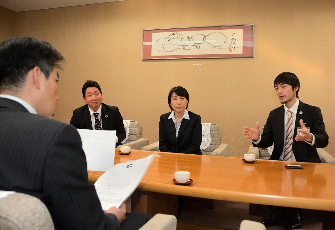 海外青年協力隊の報告をする増田さんと意気込みを語る鬼木さん