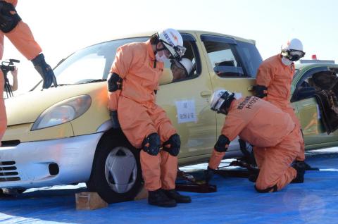 救急隊が車を持ち上げて救助する訓練の様子