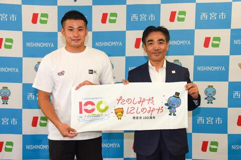 EPIC.EXEキャプテンの一色篤選手と石井市長