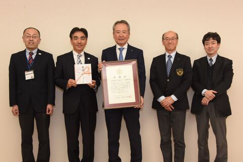 西宮カントリー倶楽部の関係者と市長ら市関係者の集合写真