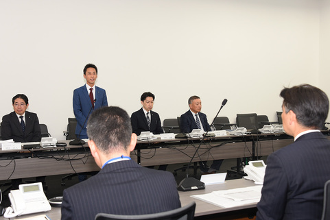 協定書を持つスギホールディングス株式会社の杉浦副社長と石井市長