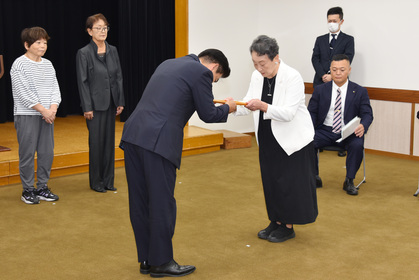 西宮市スポーツ推進審議会の永田隆子委員と石井市長